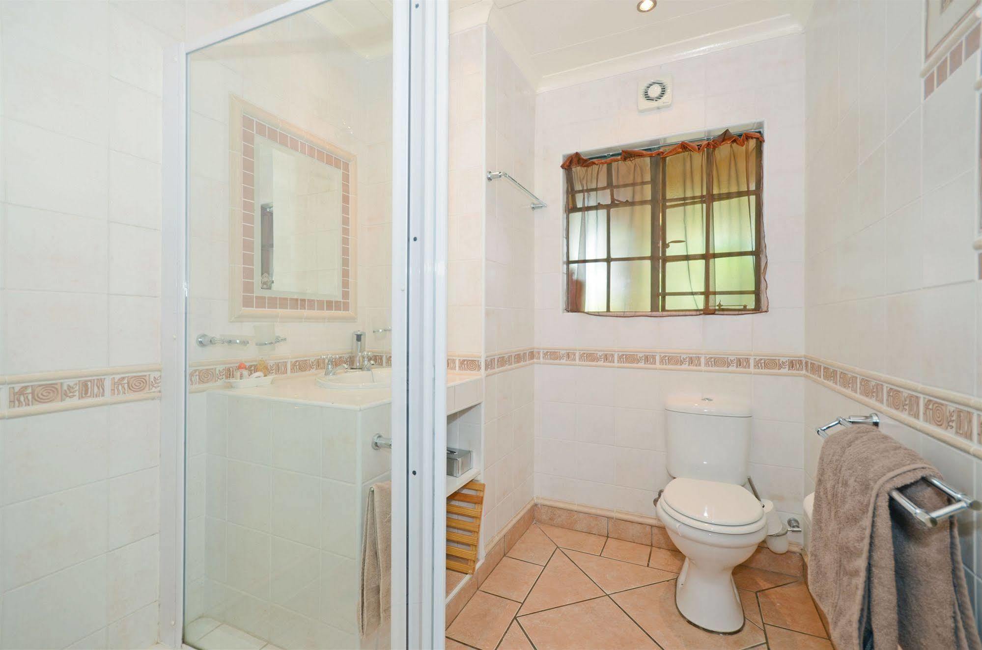 เชอรี ทรี คอตเทจ บีแอนด์บี ลินเดน Bed & Breakfast โจฮันเนสเบิร์ก ภายนอก รูปภาพ