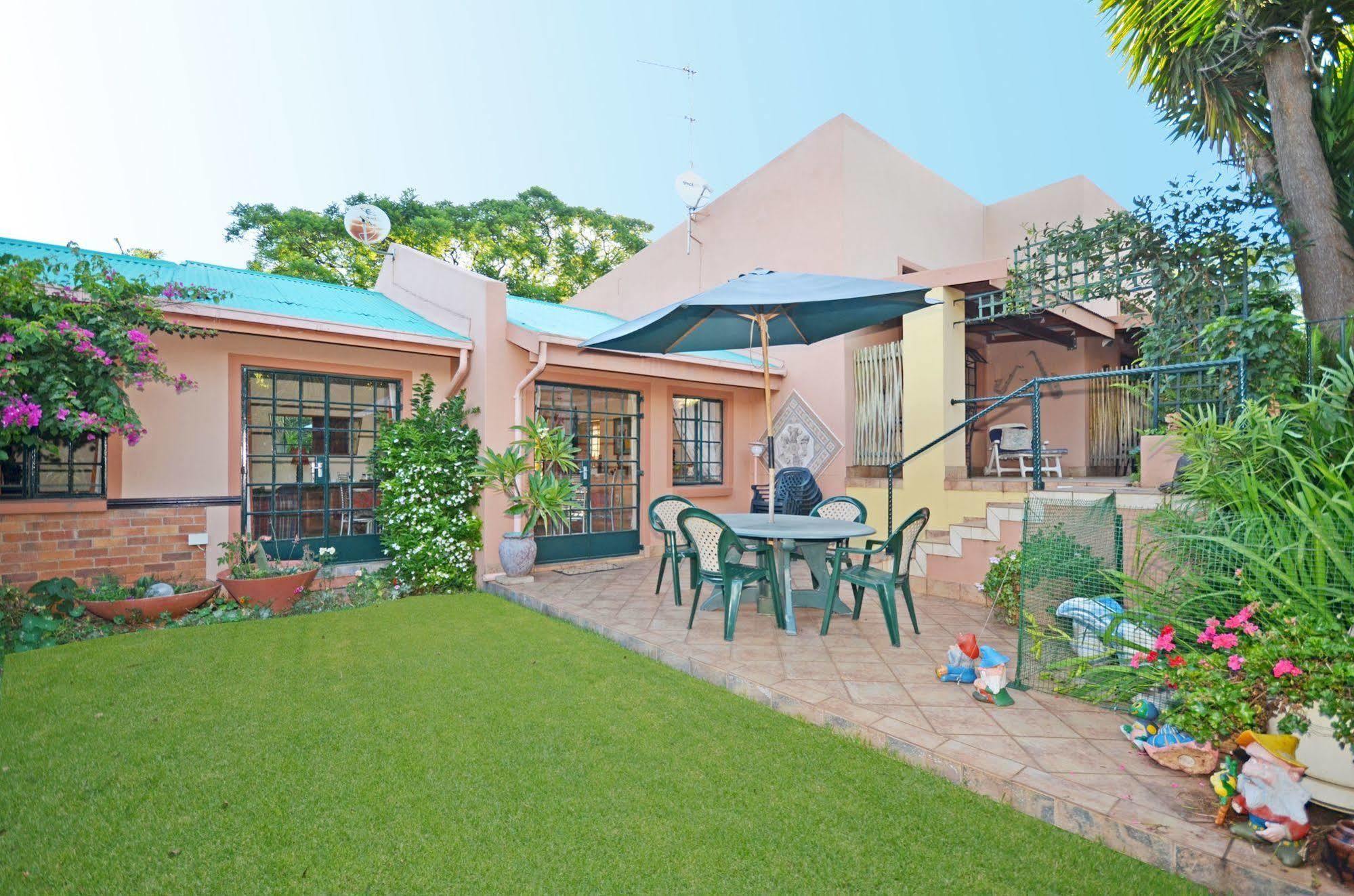 เชอรี ทรี คอตเทจ บีแอนด์บี ลินเดน Bed & Breakfast โจฮันเนสเบิร์ก ภายนอก รูปภาพ